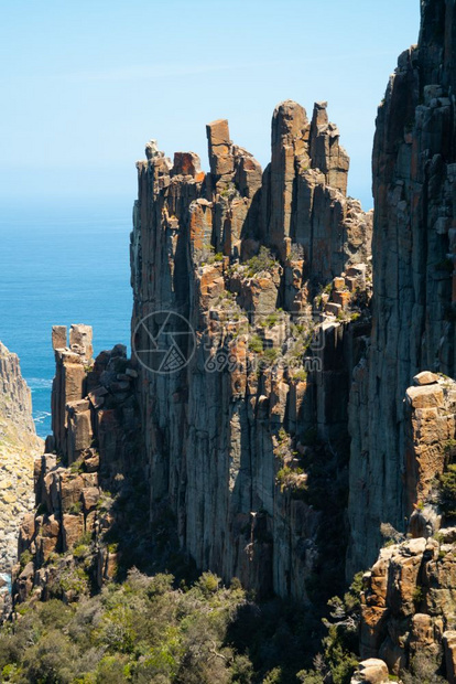 高耸的山峰景色图片