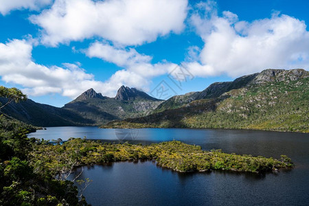 高耸的山峰和平静的湖面景色图片