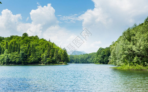 水平如镜的湖面背景