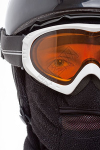 在巴拉克瓦的滑雪板上紧贴的滑雪机透过眼镜看图片