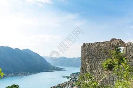 荒野城墙边的海景图片