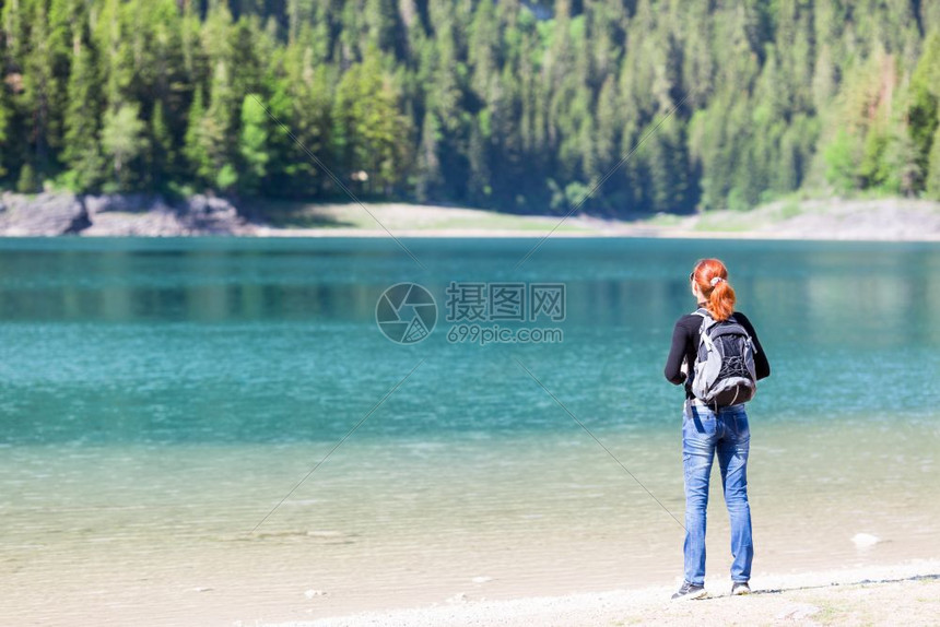 女游客欣赏美丽的湖泊图片