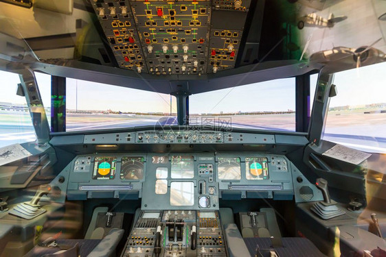 飞机驾驶舱内的航空仪表盘图片