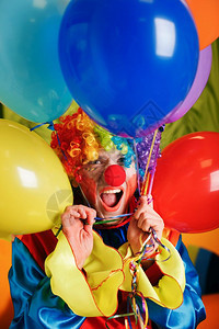 小丑带着多彩的气球图片