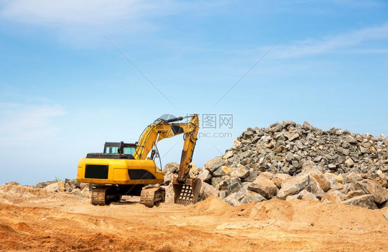 挖土机在采石场挖沙图片
