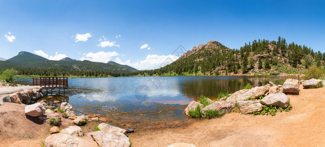 辽阔平静的湖水和高崇的山峰图片