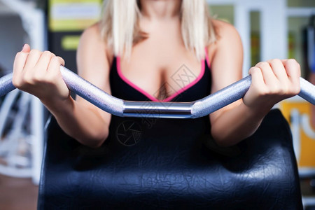 在健身房锻炼的女子图片