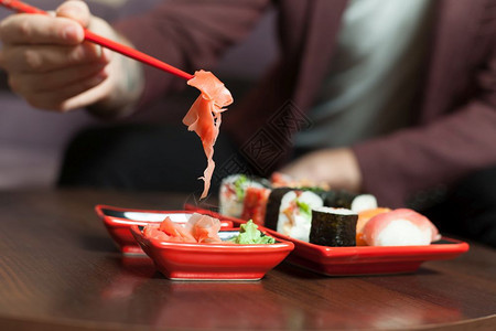 海鲜寿司套餐放在木制桌上图片