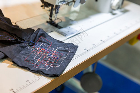 缝纫机在裁剪车间特写没人服装厂面料生产缝纫制造针线工艺背景图片