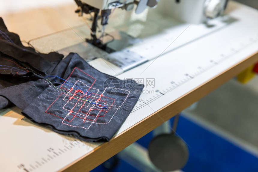 缝纫机在裁剪车间特写没人服装厂面料生产缝纫制造针线工艺图片