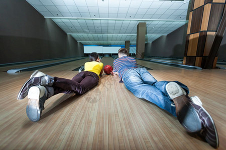 一对夫妇躺在保龄球场的地板上一对夫妇躺在地板上图片