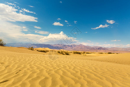 沙漠中的山谷图片