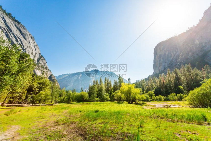 Yousemit公园Californaus绿草地和岩石山脉图片