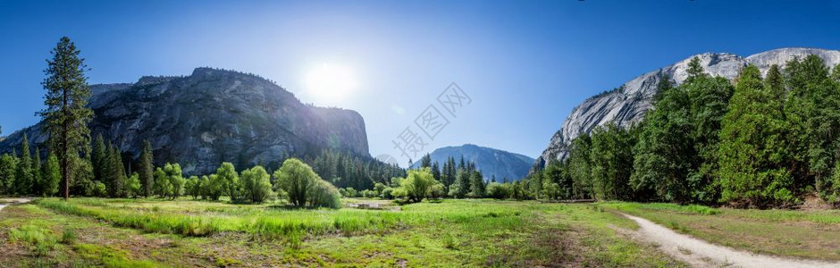 Yousemit公园Californaus绿草地和岩石山脉图片