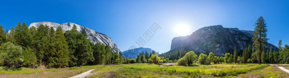 Yousemit公园Californaus绿草地和岩石山脉图片