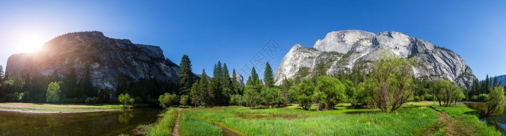 Yousemit公园Californaus绿草地和岩石山脉图片