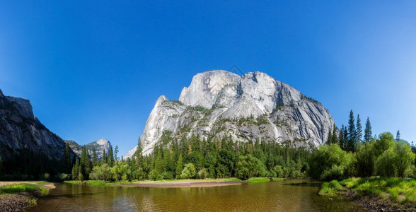 Yousemit公园Californaus绿草地和岩石山脉图片