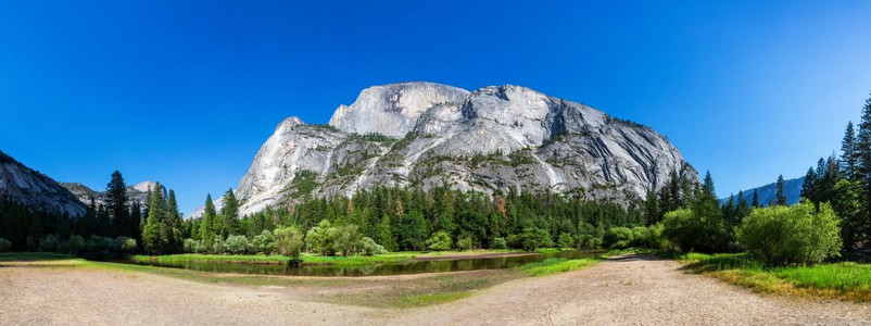 Yousemit公园Californaus绿草地和岩石山脉图片