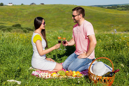 在草地上野餐的年轻夫妇图片