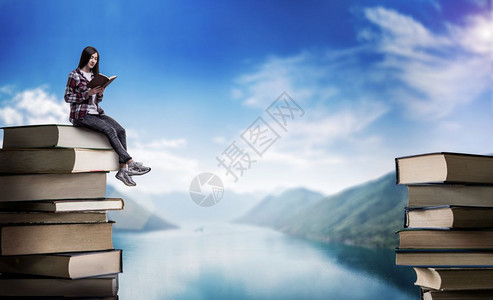 女人坐在书山上看书图片