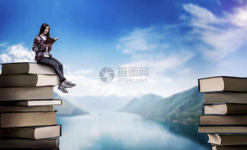女人坐在书山上看书