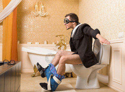 坐在马桶上浴室内背景是反向式的坐在马桶上图片