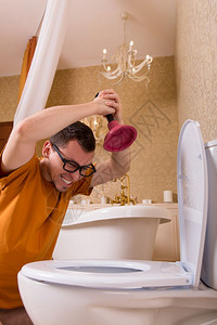 戴眼镜的男人清除厕所堵塞图片