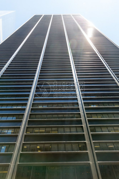 高的商务中心摩天大楼的底部视野图片
