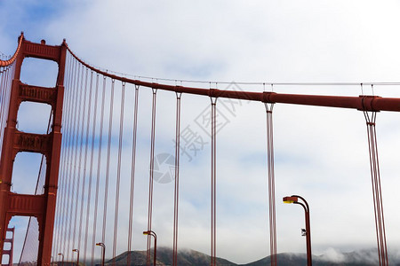 在SanFrcisoua的金门大桥上建造钢绳在金门大桥上建造绳图片