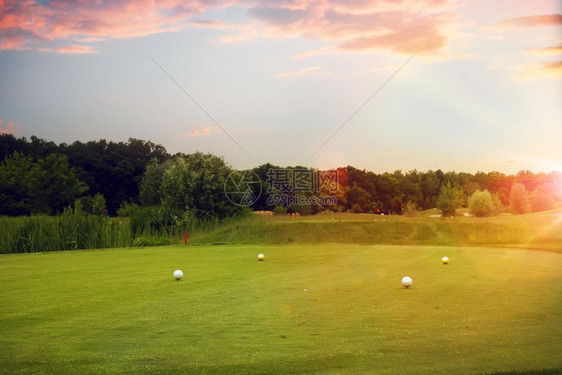 日落下的高尔夫球场图片