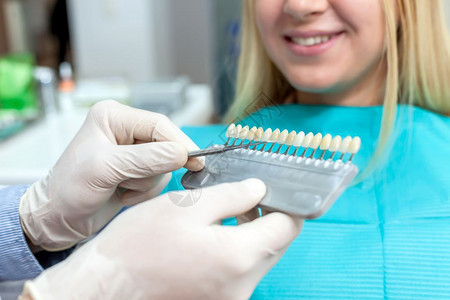 年轻微笑的女子看牙医肖像图片