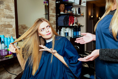 金色女生在问理发师做什么样的发型图片