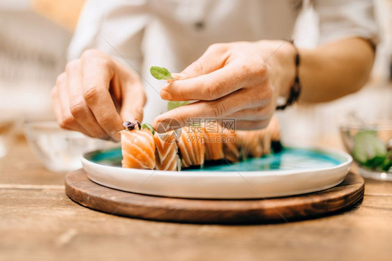 在厨房里准备寿司图片