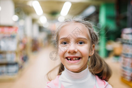 小超市可爱的小女孩背景