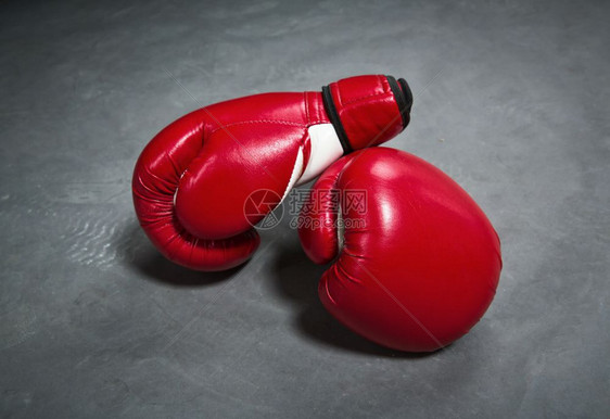 红色拳击手套图片