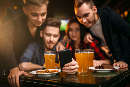 朋友在酒吧喝酒聚餐图片