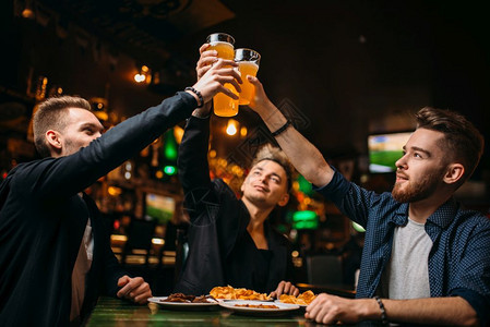 一群朋友在酒吧喝酒聚餐图片