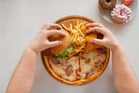 高卡路里不健康食物汉堡薯条和披萨图片