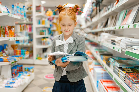 女孩在商店购买办公用品图片