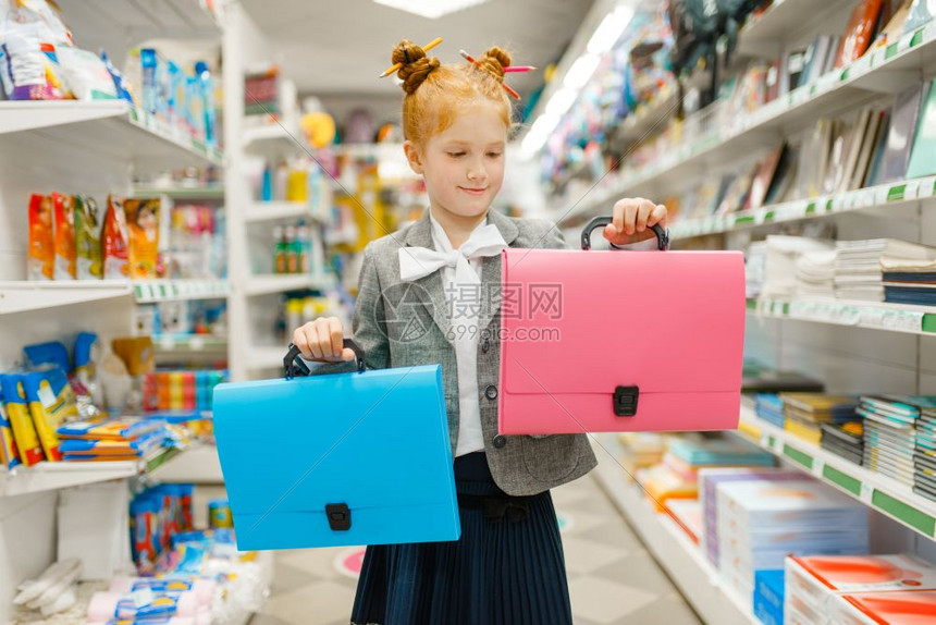 女孩在商店购买办公用品图片