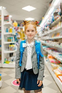 女学生在商店购买办公用品在超市购买校儿童文具店购买背包的女学生图片