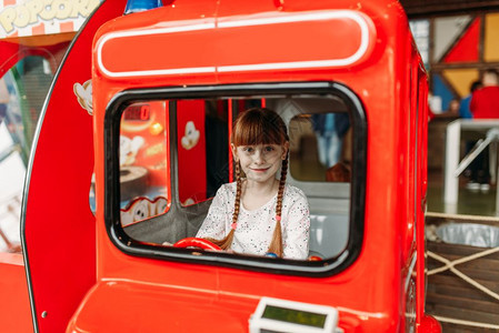 小女孩扮演公共汽车司机游戏图片