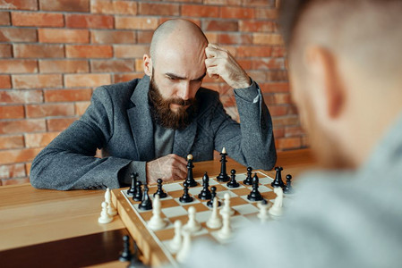 在室内下棋的男子图片