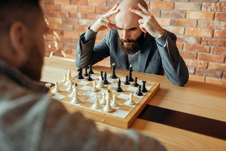 在室内下棋的男子图片