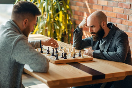 两个象棋手在室内棋盘比赛图片