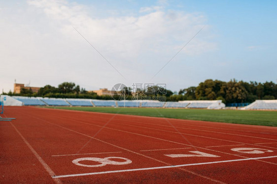 在体育场上跑步的起跑线无人正视图带数字的空跑步机防伤害涂层运动场慢跑表面起跑线无人正视图图片