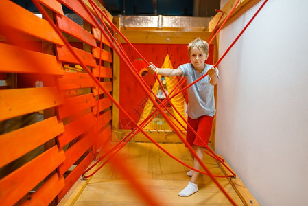 娱乐中心小男孩玩绳子迷宫图片