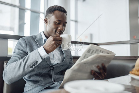 黑人商人在办公室喝咖啡吃午餐	图片
