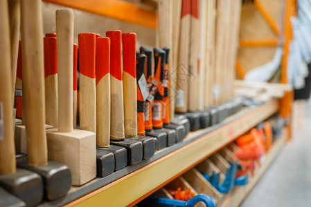 建筑材料和工具选择在杂货店架子上的产品排行中进硬件储存材料和工具分类装有锤子的架图片