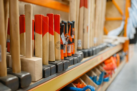建筑材料和工具选择在杂货店架子上的产品排行中进硬件储存材料和工具分类装有锤子的架图片